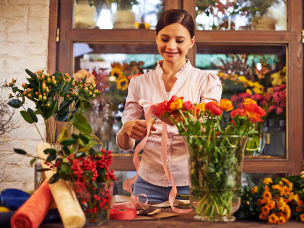 florist making a flower arrangements 